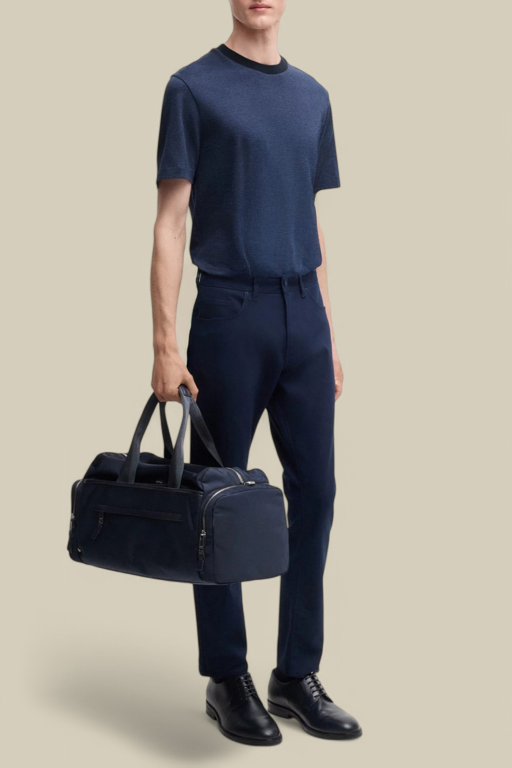 תמונת כל הלוק של חולצת טי